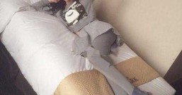 姐,你这么睡觉,别人会误解