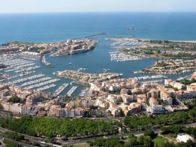 中国姑娘亲历“裸体小镇”: 男士必须带女伴, 一次只需60元